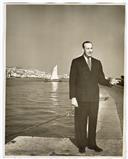 Retrato de Pedro Teotónio Pereira em adulto junto ao Cais do Ginjal em Cacilhas.