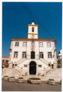 Fachada principal do edifício dos Paços do Concelho da Câmara Municipal de Almada.