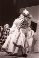Cena da peça de teatro "Triunfo de Arlequim".