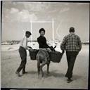 Retrato de Pedro Teotónio Pereira acompanhado da sua mãe Virgínia Carlota Hermann Von Boetischer e de um jovem criado em passeio de burro no Baleal.