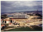 Vista aérea das obras de construção do Hospital Garcia de Orta, Pragal.
