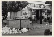 Posto de Turismo da Costa de Caparica tapado com cartazes políticos e publicitários.