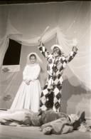 Cena da peça de teatro "Triunfo de Arlequim".