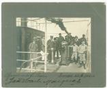 Retrato de grupo a bordo de embarcação. 