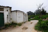 Casa e caminho na Quinta do Gato Bravo, Feijó.