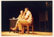 Cena da peça de teatro "Os polícias".