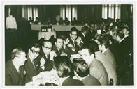 Grupo à mesa no banquete de homenagem a Luís Teotónio Pereira prestada pelos funcionários da Companhia de Seguros Fidelidade.