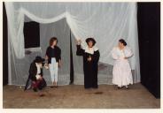 Cena da peça de teatro "O Triunfo de Arlequim".