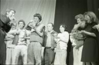 Público e atores no palco da peça de teatro "Triunfo de Arlequim".