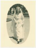 Retrato de menina com vestido cerimonial da primeira comunhão solene.