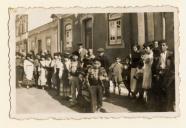 Grupo de crianças com trajes de pescadores e varinas da Costa de Caparica em desfile.