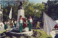 Fotografia da colocação de flores, no monumento a António José Gomes, no 97.º aniversário.