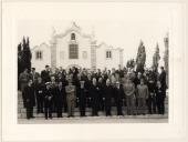 Grupo frente ao Convento dos Capuchos de Caparica, com diversas figuras civis e militares.
