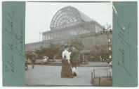 Mulher e homem junto ao Palácio de Cristal em Londres. 