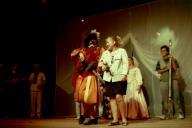 Cena da peça de teatro "Triunfo de Arlequim".
