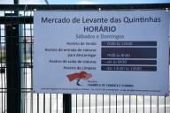 Placa com o horário de funcionamento do Mercado de Levante das Quintinhas, Charneca de Caparica.