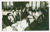 Grupo à mesa no banquete de homenagem a Luís Teotónio Pereira prestada pelos funcionários da Companhia de Seguros Fidelidade.
