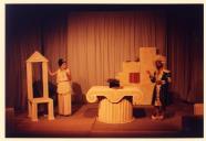 Cena da peça de teatro "O marido ausente".
