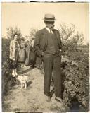 Retrato de João Teotónio Pereira Júnior com família na Quinta do Pombal, Cova da Piedade. 