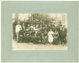 Retrato de grupo com João Teotónio Pereira Júnior acompanhado da família e amigos.