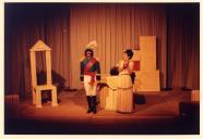 Cena da peça de teatro "O marido ausente".