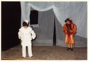 Cena da peça de teatro "O Triunfo de Arlequim".