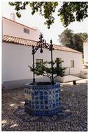 Poço revestido a azulejo.