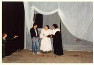 Cena da peça de teatro "O Triunfo de Arlequim".
