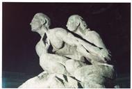 Vista noturna da estátua do Monumento aos Perseguidos.
