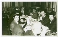 Grupo à mesa no banquete de homenagem a Luís Teotónio Pereira prestada pelos funcionários da Companhia de Seguros Fidelidade.