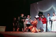 Cena da peça de teatro "Triunfo de Arlequim".