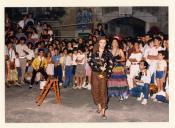 Público e cena do espetáculo de rua "Hacemos la calle".
