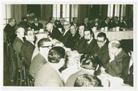 Grupo à mesa no banquete de homenagem a Luís Teotónio Pereira prestada pelos funcionários da Companhia de Seguros Fidelidade.