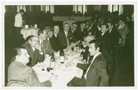 Grupo à mesa no banquete de homenagem a Luís Teotónio Pereira prestada pelos funcionários da Companhia de Seguros Fidelidade.