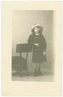 Retrato de estúdio de Virgínia Maria Herman Pereira em criança.