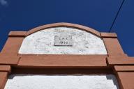 Placa com a data de construção do Chafariz do Botequim, Charneca de Caparica.