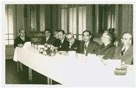 Grupo à mesa no banquete de homenagem a Luís Teotónio Pereira prestada pelos funcionários da Companhia de Seguros Fidelidade.