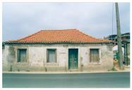 Fachada principal de casa antiga, Charneca de Caparica.