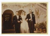 Retrato de Pedro Teotónio Pereira com os noivos, a sua filha, Maria Madalena Teotónio Pereira e Mário Ferreira de Alenquer no dia do casamento na Quinta da Cerca, em Almada.