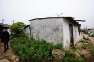 Exterior de casa devoluta na Quinta do Gato Bravo, Feijó.