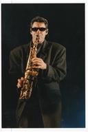 Músico em concerto das comemorações do 25 de abril na Praça da Liberdade.