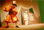 Cena da peça de teatro "Triunfo de Arlequim".