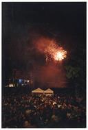Fogo de artifício e público na Praça da Liberdade, Almada.