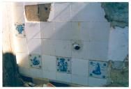 Painel de azulejos de casa rural em ruínas, Charneca de Caparica.
