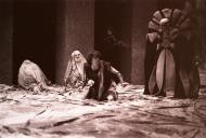 Cena da peça de teatro "Antígona".
