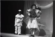 Cena da peça de teatro "Triunfo de Arlequim".