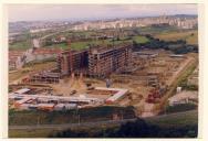 Vista aérea das obras de construção do Hospital Garcia de Orta, Pragal.