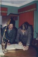 Fotografia da assinatura do representante da embaixada da URSS no livro de honra.