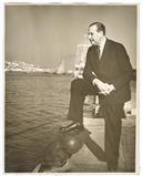 Retrato de Pedro Teotónio Pereira em adulto junto ao Cais do Ginjal em Cacilhas.