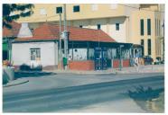Casa antiga com estabelecimento comercial, Charneca de Caparica.